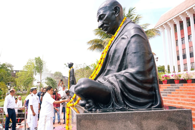 നിയമസഭാ ദിനാഘോഷം: സ്പീക്കർ പുഷ്പാർച്ചന നടത്തി 